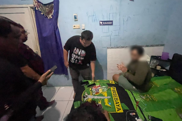 AMANKAN PELAKU: Anggota Satreskrim Polres Grobogan mengamankan pelaku penipuan online MBK di Sidoarjo, Jawa Timur.