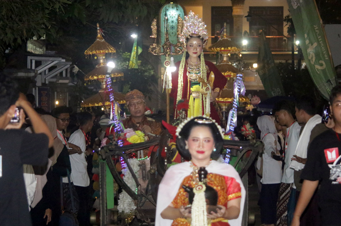 MERIAH: Pemeran sosok Ratu Kalinyamat diarak berkeliling Desa Kriyan, Kalinyamatan saat momen Pesta Baratan, Sabtu malam (15/2).