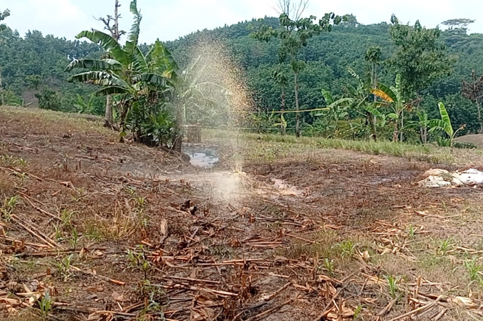 SEMBURAN: Lantungdi Sumur Tua Kedinding baru-baru ini mencemari aliran sungai di sekitar wilayah irigasi pertanian warga.