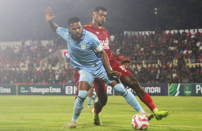ADU KUAT: Kapten Persela Lamongan Hasim Kipuw beradu dengan Kapten Persijap Rosalvo pada pertandingan Liga 2 di Stadion GBK Jepara 27 Januari lalu.