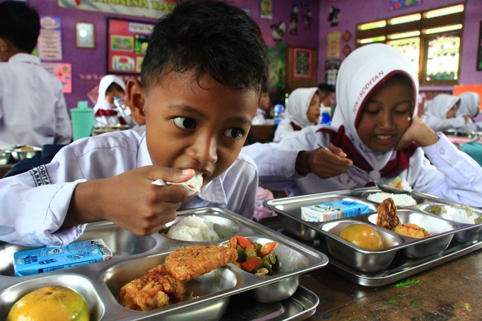 ANTUSIAS: Anak-anak SDN 1 Soditan, Lasem menyantap MBG.