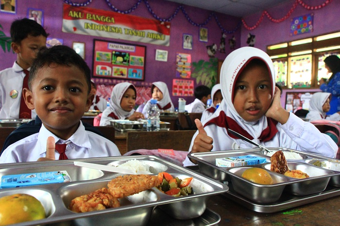 ANTUSIAS: Anak-anak SDN 1 Soditan, Lasem menyantap MBG