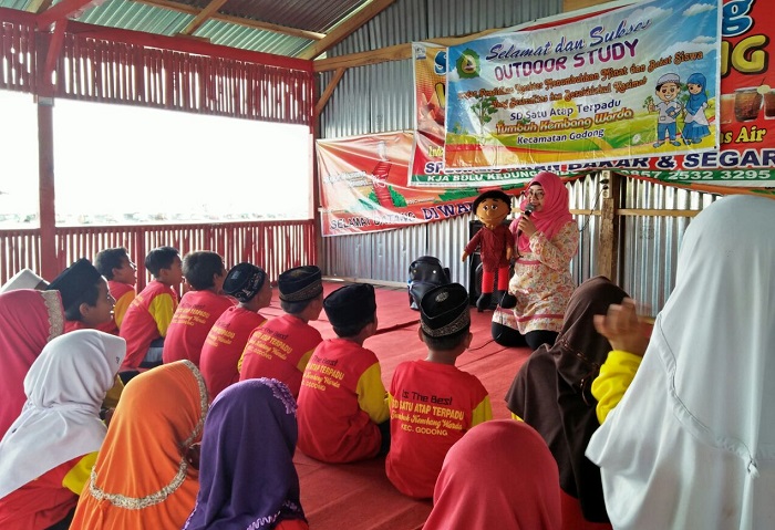 MENDONGENG: Pendongeng asal Grobogan, Yayang Dini saat bertemu anak-anak.
