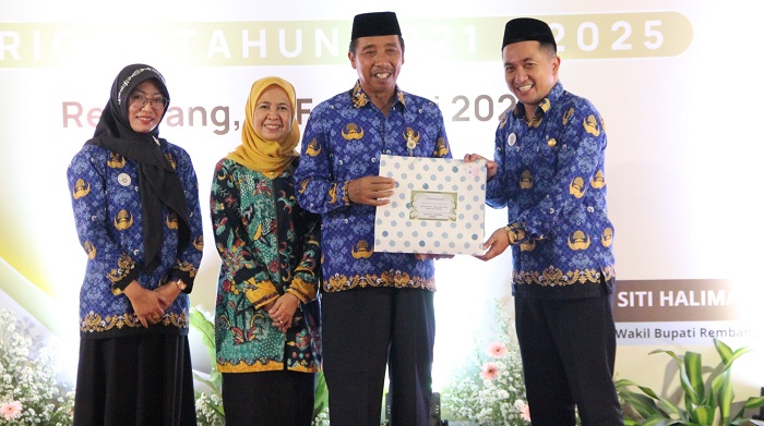 JELANG PURNA: Bupati Rembang Abdul Hafidz berpamitan kepada jajaran Pemerintah Kabupaten Rembang di Pendapa Museum RA Kartini kemarin