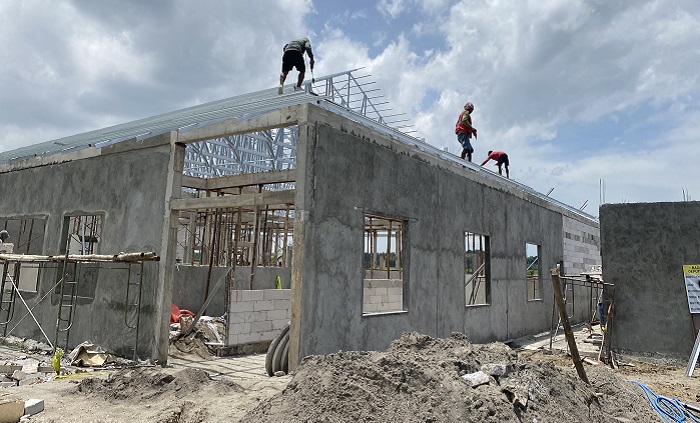 PEMBANGUNAN: Proyek dapur gizi bertuliskan &ldquo;Badan Gizi Nasional, Deputi Pengadaan Umum&rdquo; yang berdiri di pinggir Jalan Lapangan Terbang, Desa Kentong, Kecamatan Cepu