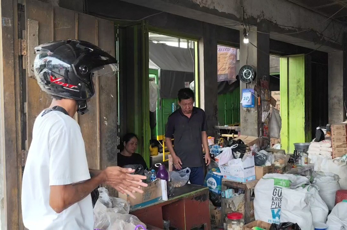 ANTRE: Warga menunggu membeli MinyakKita di Toko Fatimah Pati kemarin.