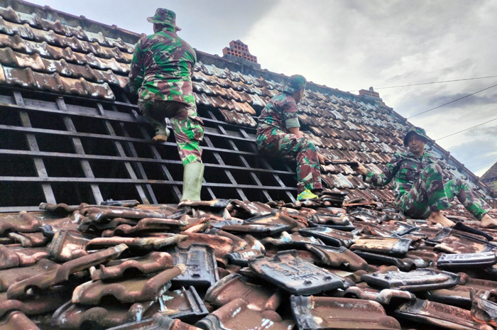 AMBYAR: Kerusakan terjadi akibat terjangan angin puting beliung di Desa Tambahmulyo Kecamatan Gabus.
