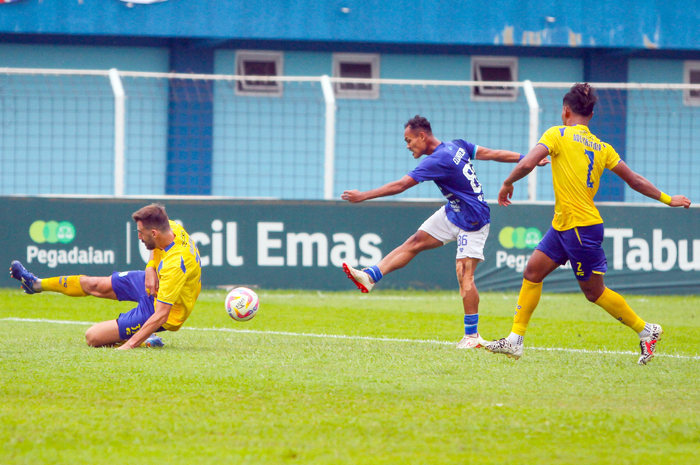 KERJA KERAS: Pemain Persiku Elvateh (kanan) menendang bola ke arah pertahanan Gresik United.