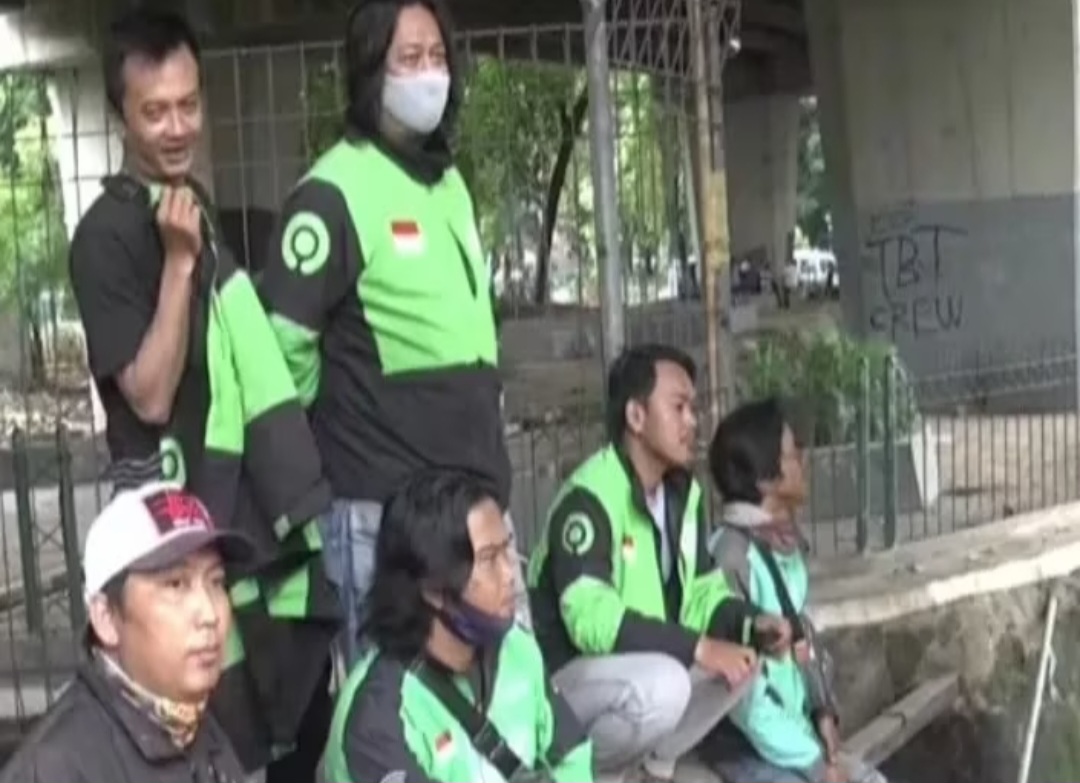 DEMO: Driver ojek online demo di depan Kantor Kementerian Ketenagajerjaan menuntut THR.