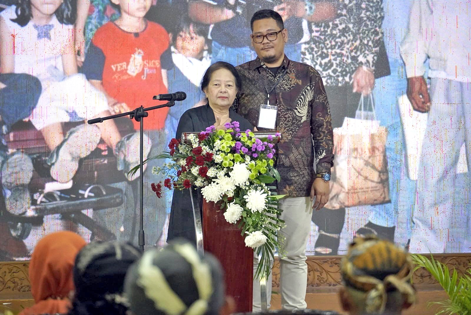 KENANG AYAH: Astuti Ananta Toer, putri ke-4 Pramoedya Ananta Toer (kiri) dan Aditya Ananta Toer, adik Astuti saat acara membacakan memorial lecture Seabad Pramoedya Ananta Toer.