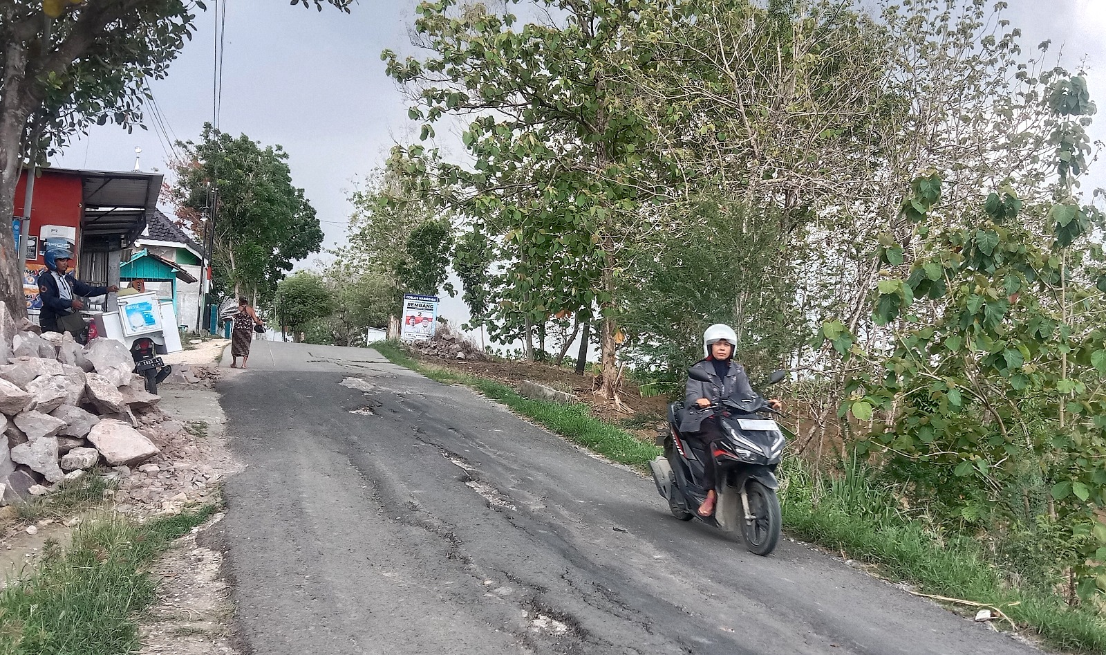 RETAK-RETAK: Pengendara sedang melintas di jalan wilayah Kecamatan Sulang, Rembang, beberapa waktu lalu.