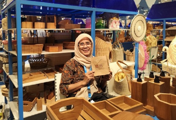 KREATIF: Anita Egyanti, pemilik usaha Abe Kreasi dari Kota Semarang, berhasil mengubah bahan sisa menjadi produk kerajinan tangan yang memiliki nilai ekonomis dan multifungsi