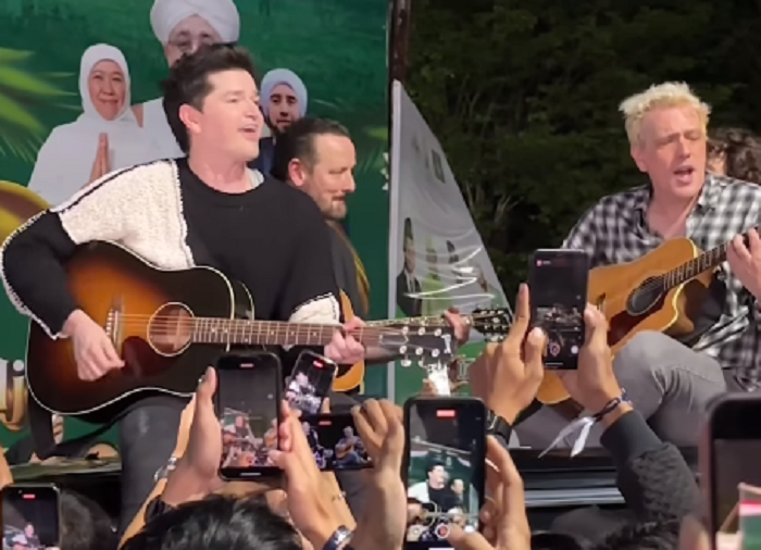 Danny vokalis The Script mulai memainkan "The Man Who Can&rsquo;t Be Moved" diatas mobil dijalanan Surabaya
