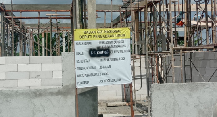 PEMBANGUNAN: Proyek dapur gizi bertuliskan &ldquo;Badan Gizi Nasional, Deputi Pengadaan Umum&rdquo; yang berdiri di pinggir Jalan Lapangan Terbang, Desa Kentong, Kecamatan Cepu