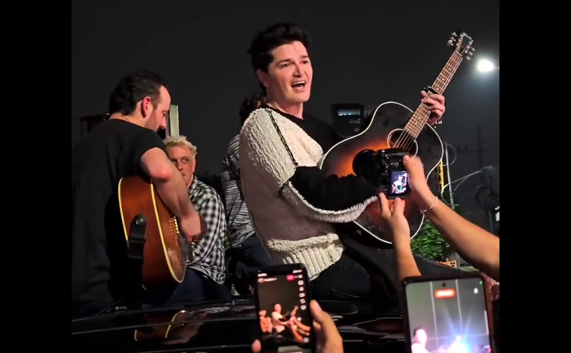 Danny vokalis The Script mulai memainkan "The Man Who Can&rsquo;t Be Moved" diatas mobil dijalanan Surabaya