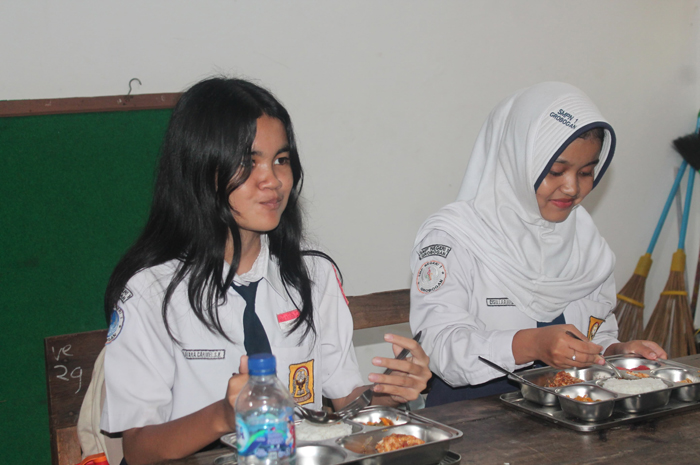 NIKMAT: Siswa di SMPN 1 Grobogan saat menikmati Makan Bergizi Gratis (MBG), Senin (17/2).(INTAN MAYLANI SABRINA/RADAR KUDUS)