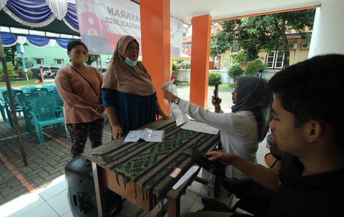 CAIR: Warga antre untuk mencairkan bantuan sosial di Kantor Pos Jepara belum lama ini.