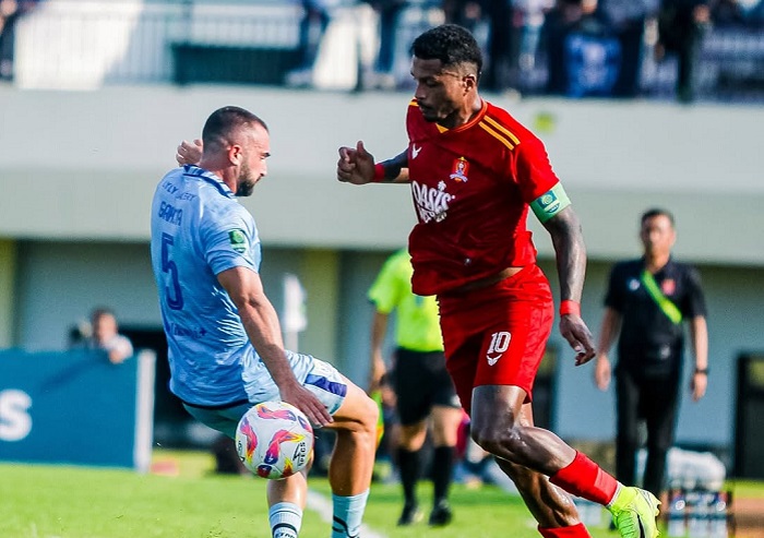 PANAS: Kapten Persijap Rosalvo Candido dihalau bek Persela Fabien Garcia dalam pertandingan pemungkas Liga 2 di Stadion Tuban Sport Center kemarin.