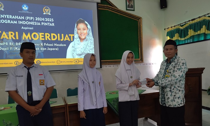 BEASISWA: Sejumlah siswa menerima beasiswa PIP secara simbolis di SMP NU Al Ma&rsquo;ruf, Kecamatan Jati, Kudus, kemarin.