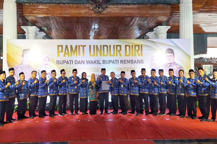 UNDUR DIRI: Bupati Rembang, Abdul Hafidz bersama istrinya Haziroh Hafidz foto bersama Kepala OPD se-Kabupaten Rembang di acara pamit undur diri, kemarin.