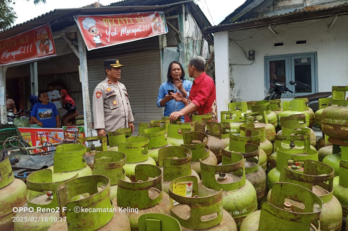 ANTISIPASI: Polres Jepara bersama jajarannya&nbsp;melakukan pengecekan dengan menyambangi agen diwilayah binaanya untuk memastikan distribusi LPG 3 kg tepat sasaran.