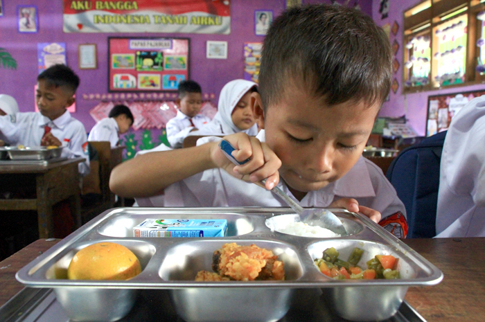 ANTUSIAS: Anak-anak SDN 1 Soditan, Lasem menyantap MBG.