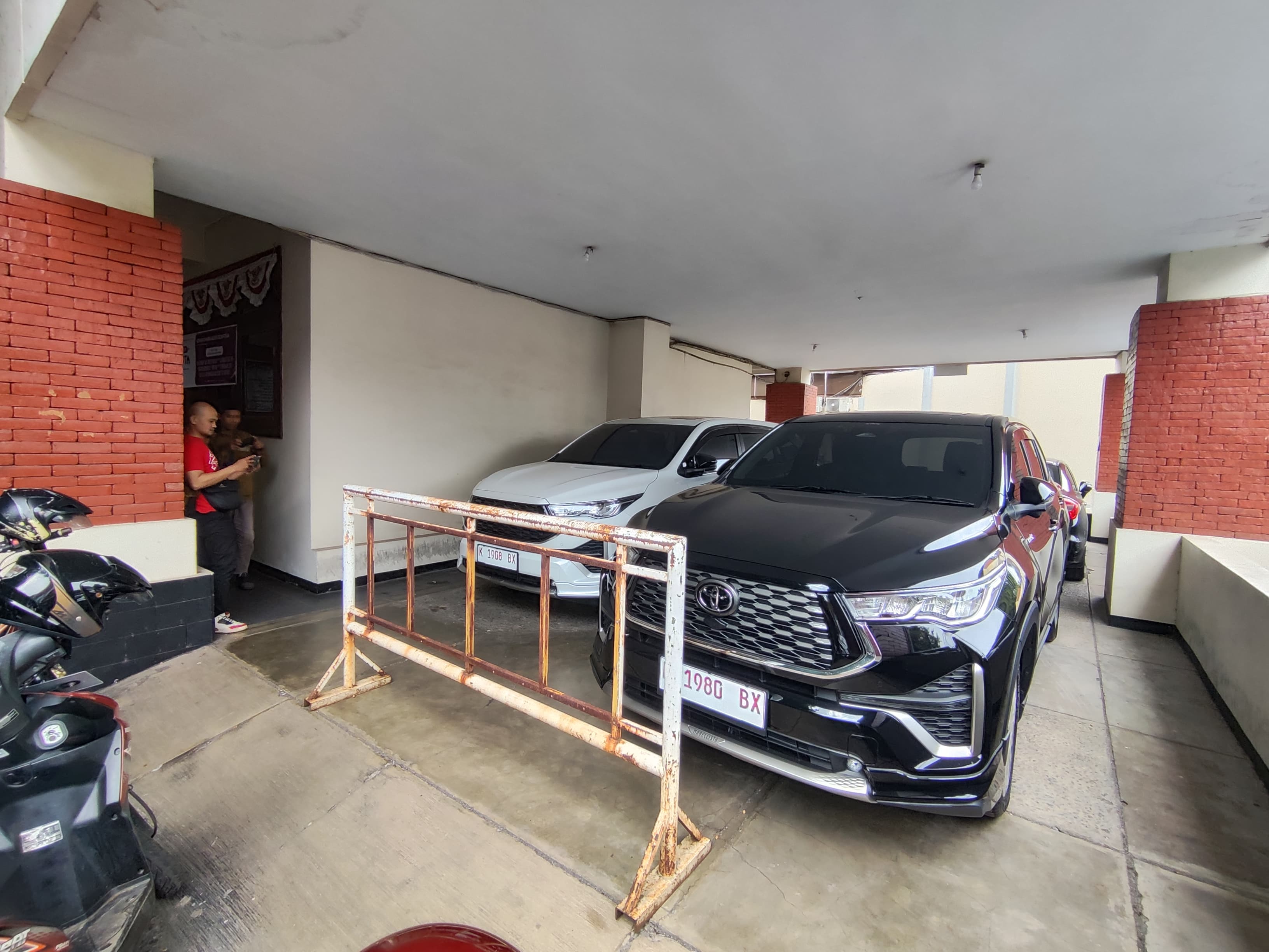 SIAP DITUNGGANGI: Mobil Dinas Toyota Kijang Innova Zenix tipe Q Hybrid terparkir untuk bupati dan wakil bupati Kudus terpilih.