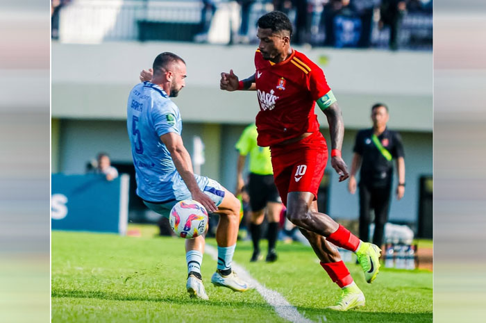 PANAS: Kapten Persijap Rosalvo Candido dihalau bek Persela Fabien Garcia dalam pertandingan pamungkas Liga 2 di Stadion Tuban Sport Center kemarin.