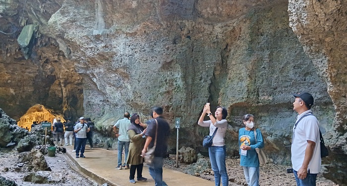 RAMAI: Para wisatawan saat menikmati eksotisme Goa Terawang