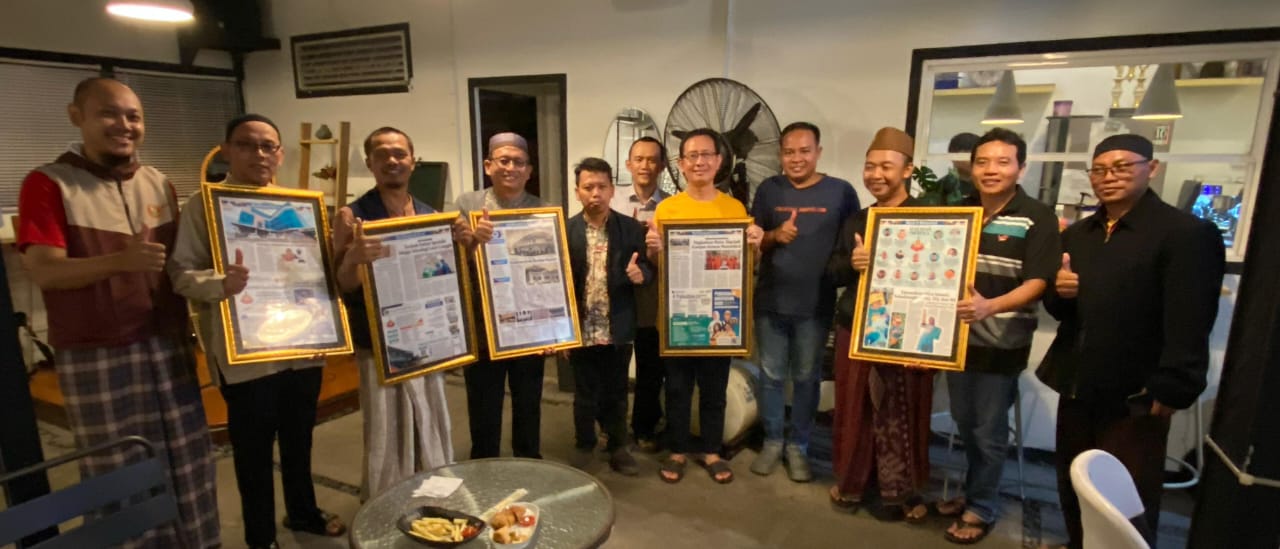 PERKUAT KERJA SAMA: Pengurus Muhammadiyah Kudus dan Radar Kudus berfoto bersama usai meet up di sebuah kafe di Kudus (17/2).