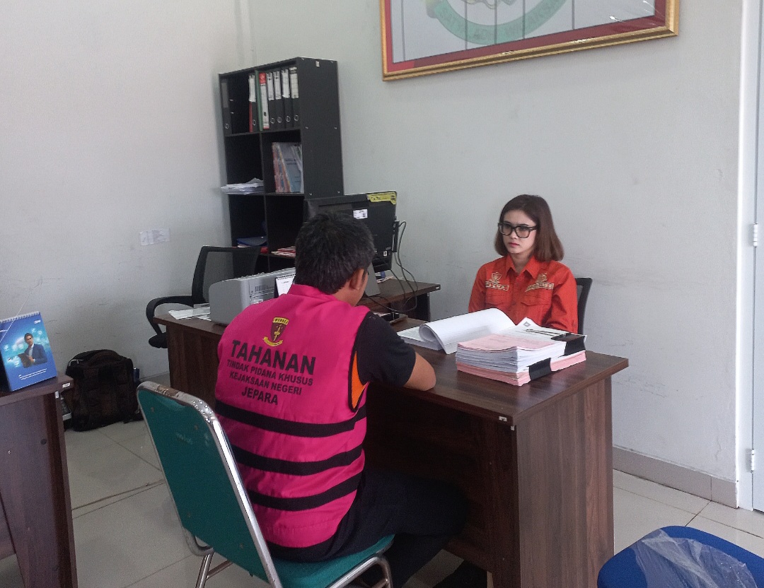PEMERIKSAAN: JPU Hellena Sheila Arkisanti Kristyanto lakukan proses penyidikan terhadap tersangka di Kejari Jepara Rabu (19/2).