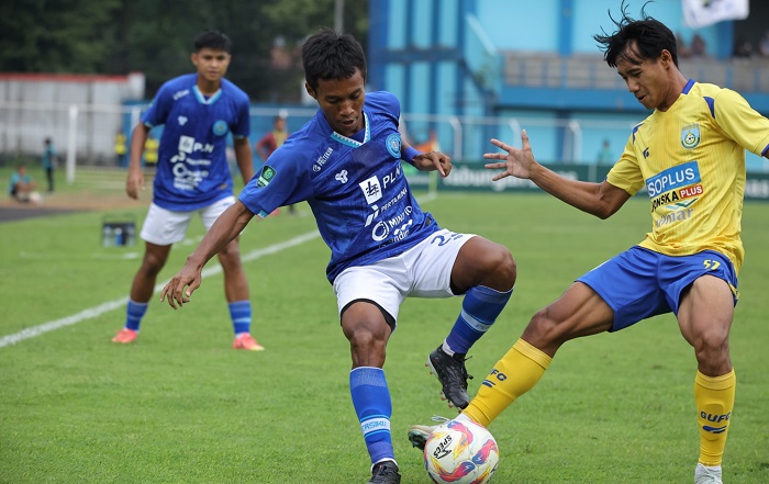 PUTAR OTAK: Pemain Persiku Irvan Febrianto dipastikan absen di laga melawan Persewar Waropen.