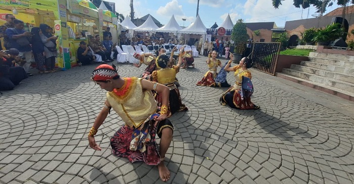 TRADISI: Pertunjukan tarian yang menceritakan asal mula tradisi dandangan di Taman Menara Kudus kemarin.