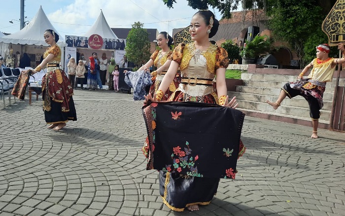 TRADISI: Pertunjukan tarian yang menceritakan asal mula tradisi dandangan di Taman Menara Kudus kemarin.