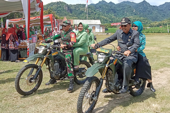 MESRA: Bupati Rembang Abdul Hafidz berboncengan bersama Haziroh, istrinya saat hendak ke lokasi TMMD Sengkuyung di Desa Woro, Kragan, Rabu (19/2).