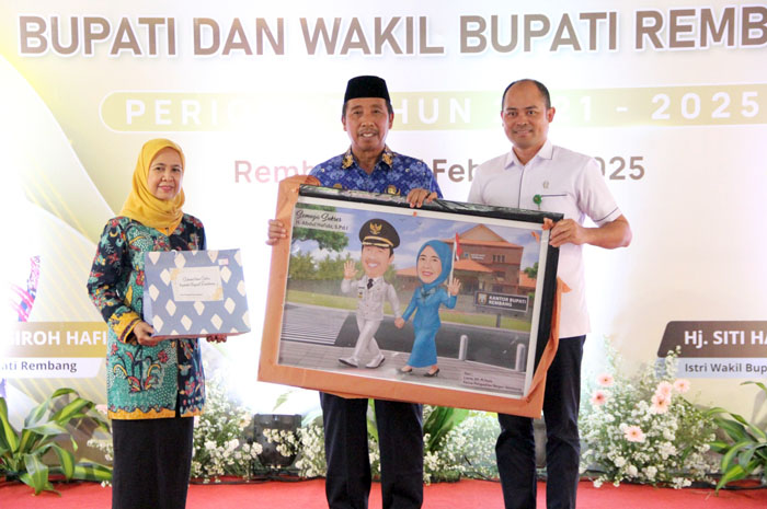 PAMITAN: Bupati Rembang Abdul Hafidz dan istrinya berpamitan kepada para pejabat di Kabupaten Rembang, Senin (17/2).
