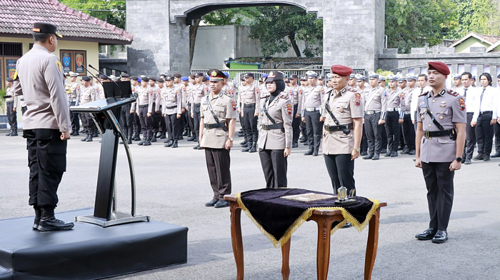 PENYEGARAN: Kapolres Dhanang saat memimpin sertijab Kasat Reskrim dan Kasat Lantas Polres Rembang kemarin.