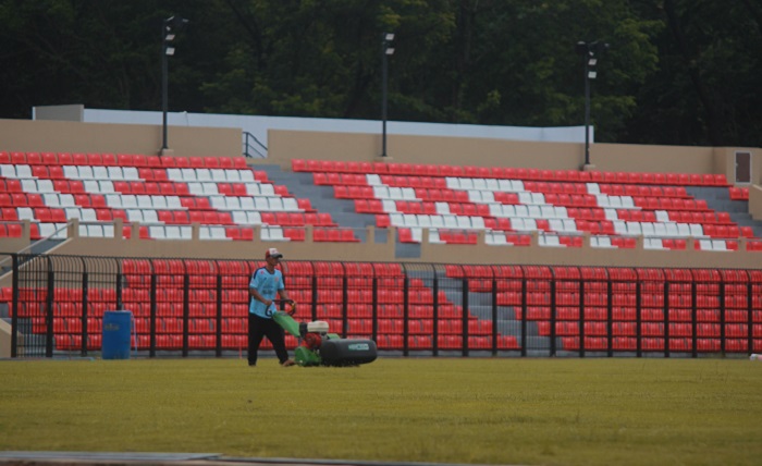 PERAWATAN: Petugas memotong rumput lapangan Stadion Gelora Bumi Kartini Jepara saat tidak dipakai pertandingan.