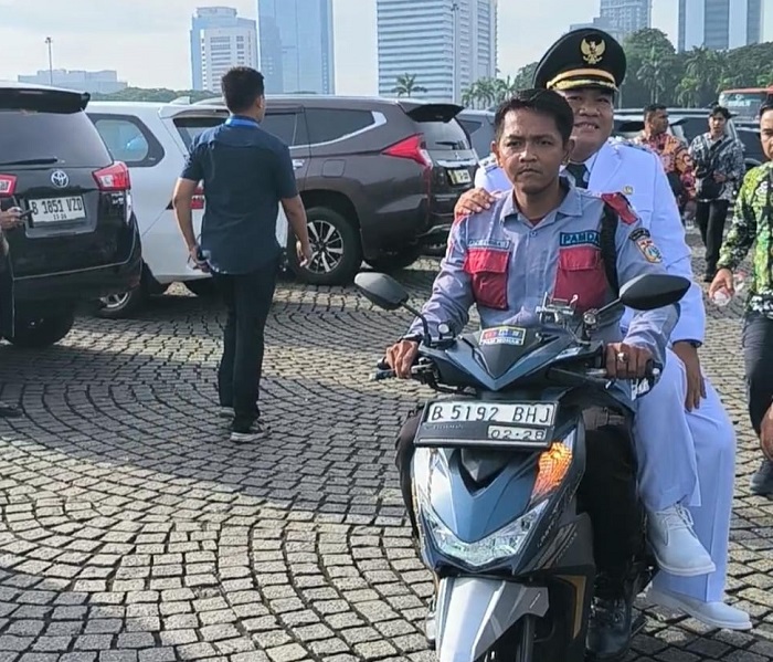 UNIK: Bupati Blora Arief Rohman saat diboceng motor kala masuk monas.