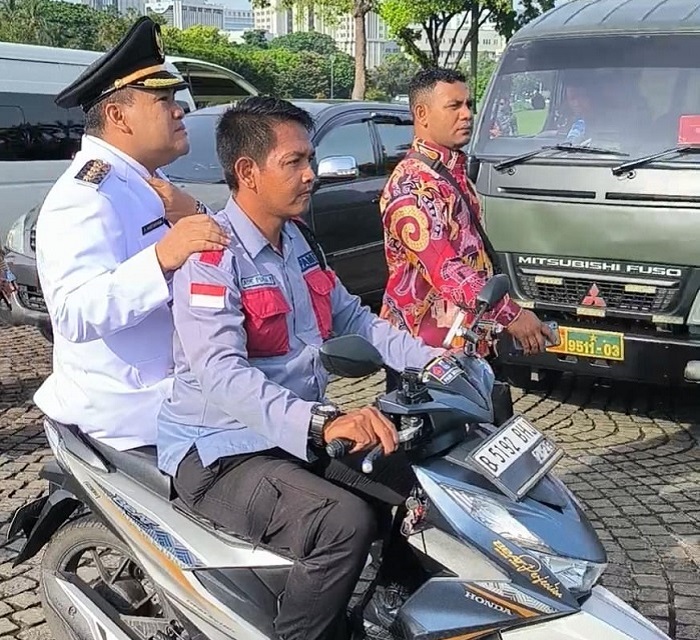 UNIK: Bupati Blora Arief Rohman saat diboceng motor kala masuk monas.