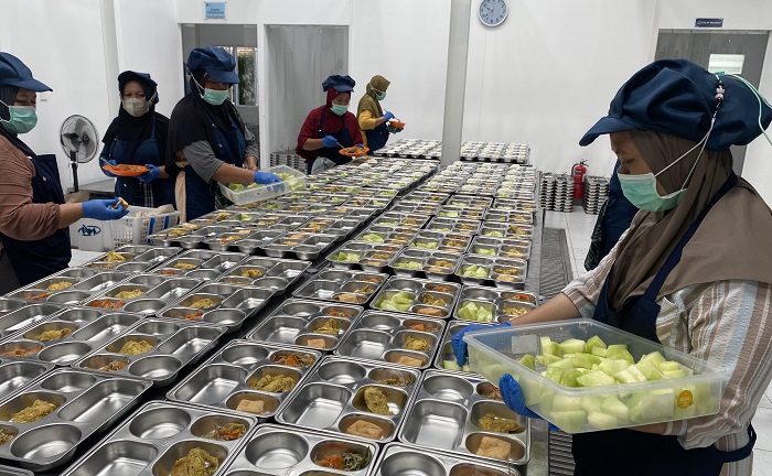 KEMAS-KEMAS : Penyusunan isi dari makanan bergizi gratis yang dilakukan di dapur gizi Kabupaten Blora