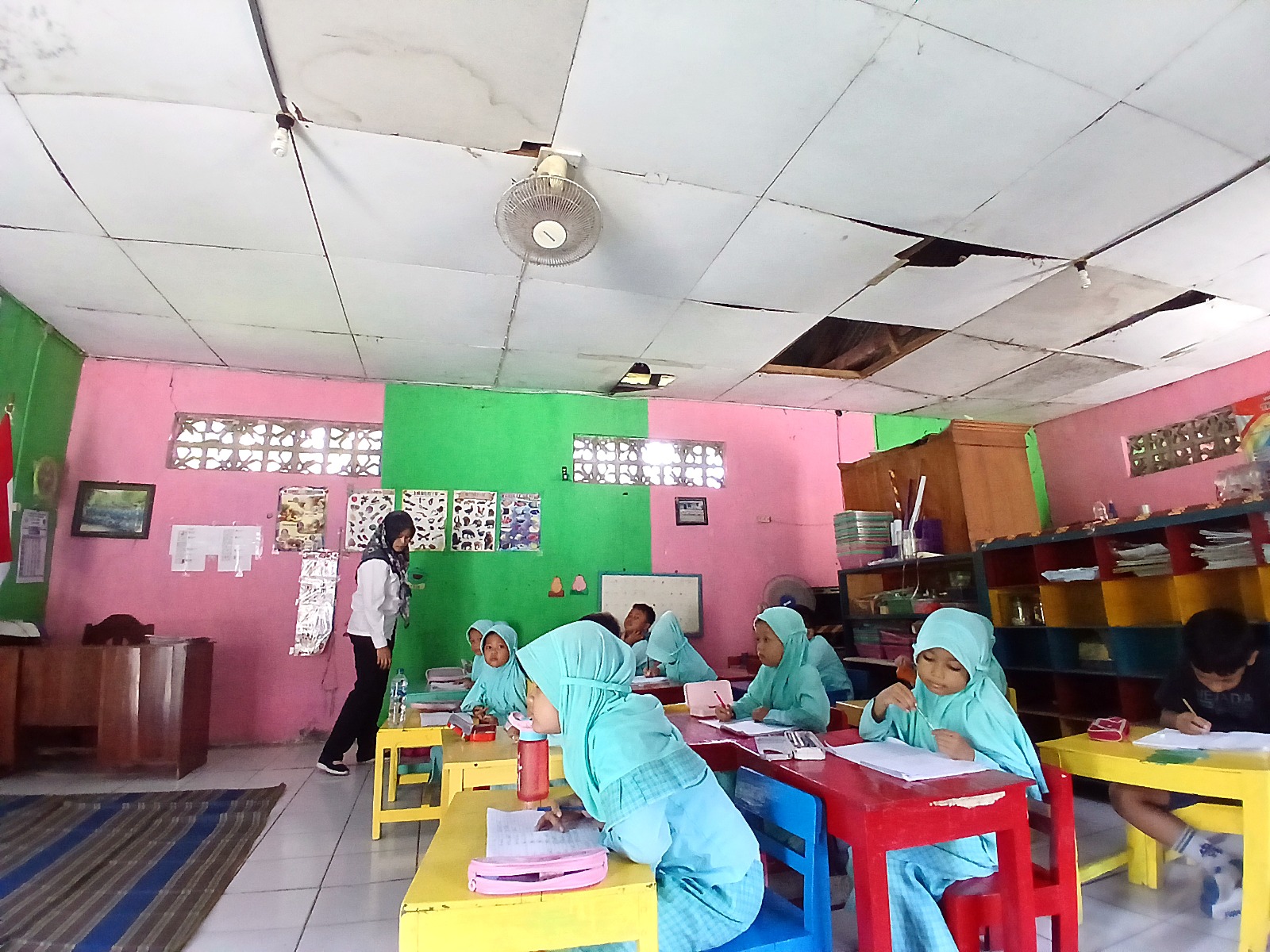 PARAH: Para siswa TK Pertiwi 2 Jeponn Blora saat mengikuti pembelajaran.