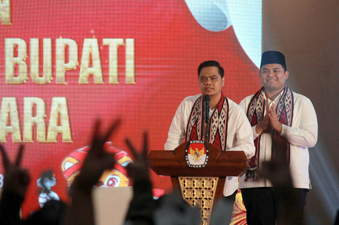 OPTIMIS: Pasangan Bupati dan Wakil Bupati Jepara Witiarso Utomo dan M. Ibnu Hajar memaparkan visi dan misinya saat debat Pilkada Jepara beberapa waktu lalu.