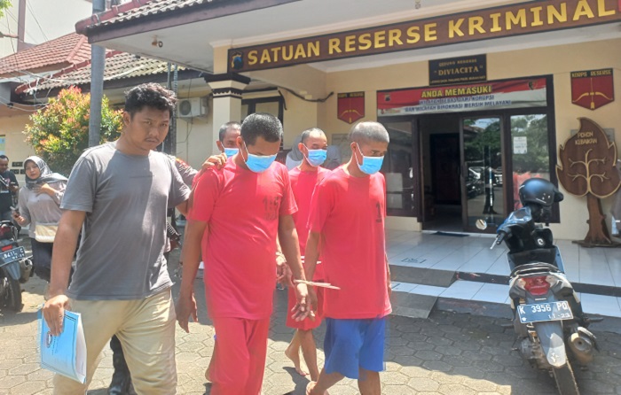 AMANKAN: Tersangka kasus pengedar narkoba digelandang menurut rutan di Mapolres Jepara Jumat (21/2).