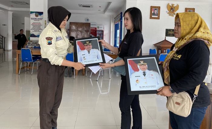 PENYERAHAN: Pigura bergambar Bupati dan Wakil Bupati Blora ke Dinas Perpustakaan dan Kearsipan Blora