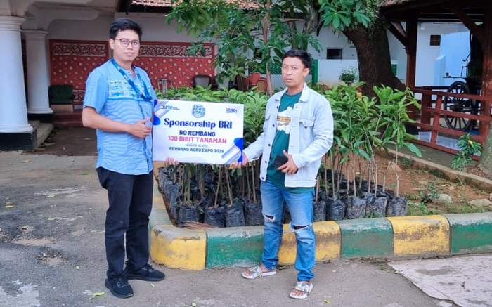 DISALURKAN: Fikri Nugroho, Bisnis Support System serahkan 100 bibit tanaman untuk mendukung kegiatan Rembang Agro Expo 2025, kemarin.
