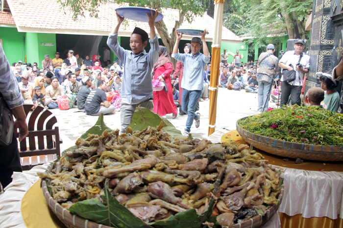 KOMPAK: Masyarakat mengikuti tradisi seribu sempol ayam di kompleks Makam Raden Ayu Nawangsih dan Raden Bagus Rinangku dawe Kudus. Tradisi ini juga untuk menyambut datangnya Bulan Ramadan.