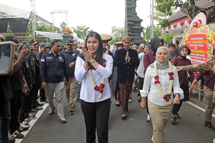 DISAMBUT: Wakil Bupati Kudus Bellinda Birton saat tiba di Pendapa Kabupaten Kudus kemarin, usai pelantikan di Jakarta pada Kamis (20/2).