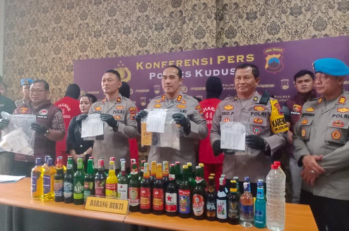 BERANTAS PEKAT: Kapolres Kudus AKBP Ronny Bonic menunjukkan barang bukti dalam acara konferensi pers yang digelar di Mapolres Kudus kemarin.
