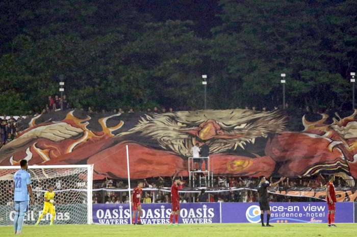 KREATIF: Suporter Persijap Jepara menampilkan koreo saat Persijap bertanding di Stadion GBK Jepara beberapa waktu lalu.